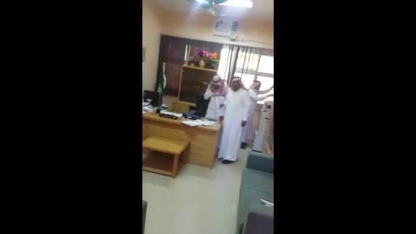 مدير مدرسة بالسعودية يتطاول على ولي أمر طالب ويسب الدين والوزارة تطيح به