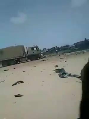 شاهد أول فيديو لمعسكر صافر بعد تدميره بصاروخ اطلقه الحوثيين أسفر عن مقتل 45 جندي إماراتي