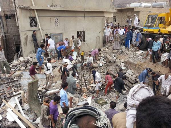 سقوط 27 قتيل وعشرات الجراحى جراء تهدم عدد من المنازل بصنعاء بسبب صواريخ الغارات الجوية (صور)