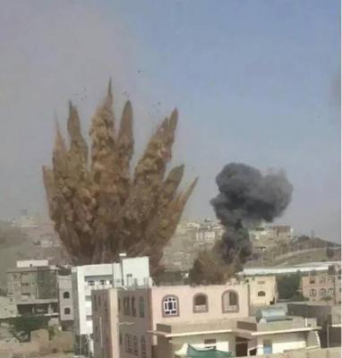 صورة مرعبة أثناء تساقط صواريخ التحالف على مواقع بالعاصمة صنعاء صباح اليوم