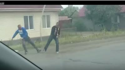 بالفيديو.. "اشتباك" بين شابين بسبب فتاة أمام شقيقها