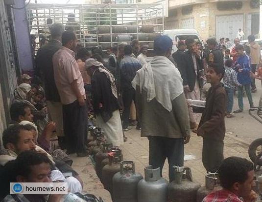 صنعاء تعيش حالة من الفتور وأوضاع معيشية صعبة وازدياد طوابير السكان امام احتياجاتهم (الأسباب)