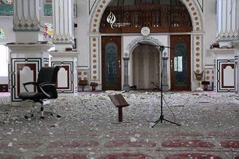 بالصور: الحوثييون يقصفون مسجد السعيد اكبر مساجد مدينة تعز