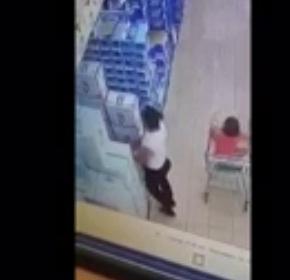 بالفيديو.. أب يستخدم طفلته للسرقة في سوق "بنده" بالسعودية