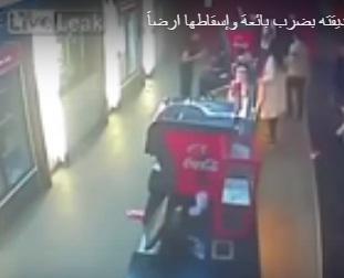 بالفيديو.. شاب يضرب بائعة ويسقطها أرضا أثناء الاستعراض أمام صديقته