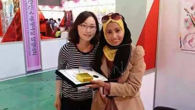 اليمنية دينا المشهري والحاصله على سبع جوائز دولية تترشح هذا العام لجائزة مجلس الشباب العربي وتطلب دعمها  بالتصويت 
