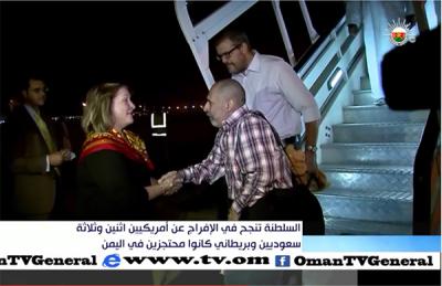 بالفيديو.. لحظة وصول المختطفين الأجانب لدى الحوثيين الى مسقط وصورهم والطائرة التي أقلتهم