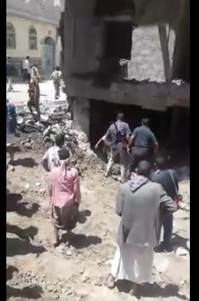 جريمة مروعة ترتكبها طائرات التحالف صباح اليوم إثر مقتل اسرة كاملة بقصف صاورخي دفنهم داخل منزلهم بصنعاء (اسماء القتلى)