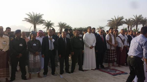 بالصور: هادي يؤدي صلاة العيد في عدن وبحاح يفاجئ بحضوره