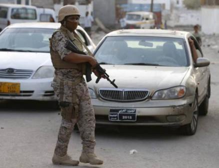 صورة من عدن- جنود سعوديون ومركبات عليها لوحات معدنية باسم "الجنوب العربي"