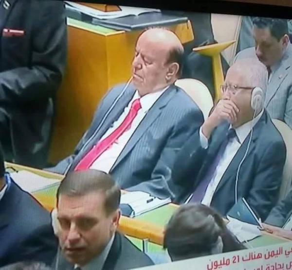 الرئيس هادي يفعلها مجدداً وينام وسط قمة الجمعية العامة للأمم المتحدة (صورة)