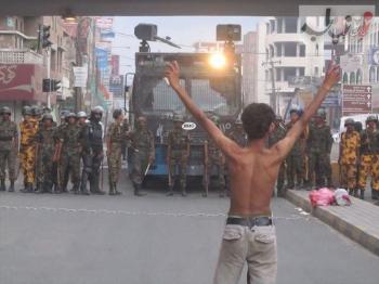 شباب الثورة ينصبون خيامهم في جولة كنتاكي والفرقة تواصل حمايتهم.. وأسماء الذين سقطوا في مجزرة الأمس في القاع وجولة كنتاكي