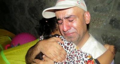 إعلامي إماراتي يبكي بحرق في عدن والسبب طفلة (التفاصيل)