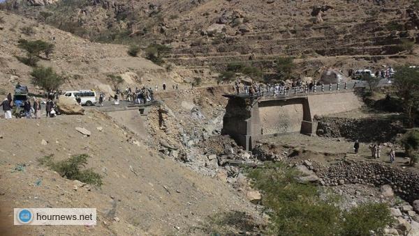 بالصورة: غارات التحالف تقطع طريق صنعاء - الحديدة وتقصف جسر عصفرة ببني مطر