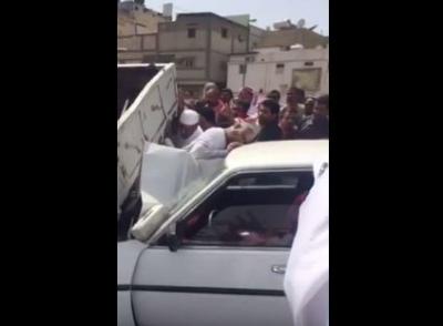 بالفيديو.. في حادث مروع اخراج رجلاً التحمت مركبتان على جسده في السعودية سليماً بفضل الله