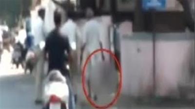 بالفيديو.. إجرام آخر زمن.. هندي يتجول حاملاً رأس زوجته المقطوع