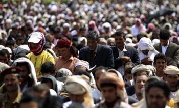 القوات اليمنية تهاجم ساحة التغيير ليلا .. وحرق خيام وسقوط العديد بين قتيل وجريح 