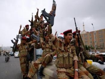 قبضتها الحديدية منعتهم الاحتفال: الفرقة الأولى مدرع تمنع مؤيدي النظام من الاحتفال بعودة الرئيس صالح يوم أمس في المناطق التي تحت سيطرتها