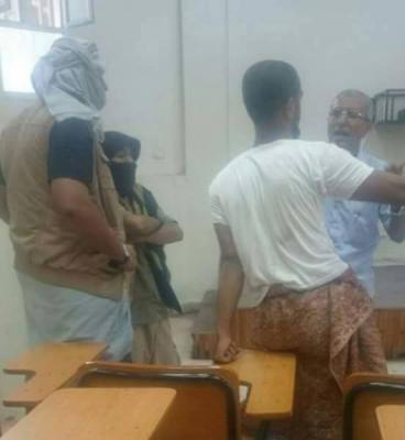 بالصورة: عناصر من القاعدة تقتحم كلية العلوم الإدارية في عدن وتوقف المحاضرة بحجة الإختلاط