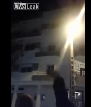 بالفيديو.. لحظة انتحار فتاة من أعلى مبنى سكني