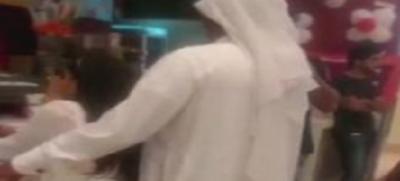 شاهد بالفيديو : خليجى فى مطعم يتحرش جنسيًا بفتاة صغيرة أمام الجميع