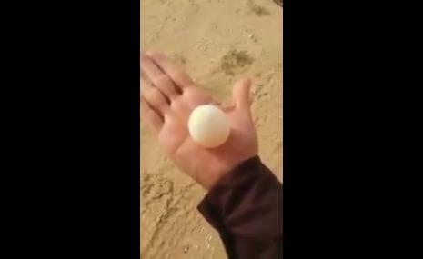 طريقة غريبة لاكتشاف المياه بباطن الأرض بواسطة بيضة