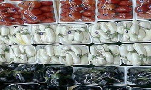 بائع خضار يمني يعبّر عن حبه لبلده على طريقته الخاصة