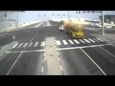 بالفيديو.. قطعتا الإشارة الحمراء فتسببتا في حادث مروع بالسعودية