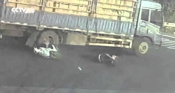 فيديو: ثانية واحدة تنقذ دراجاً من الموت دهساً تحت شاحنة ضخمة