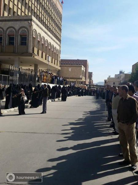 بالصور: لحظات استقبال موظفو البنك المركزي اليمني لبن همام بحفاوة كبيرة عند وصوله