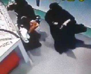 شاهد.. أسرع عملية سرقة في الرياض أبطالها “سيدات”