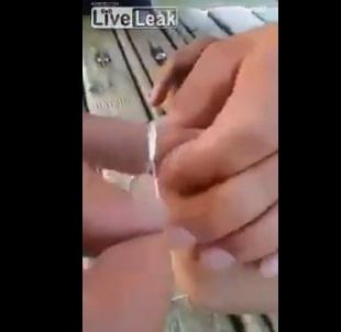 بالفيديو.. أسهل طريقة لخلع خاتم ضيق علق بالإصبع في ثواني