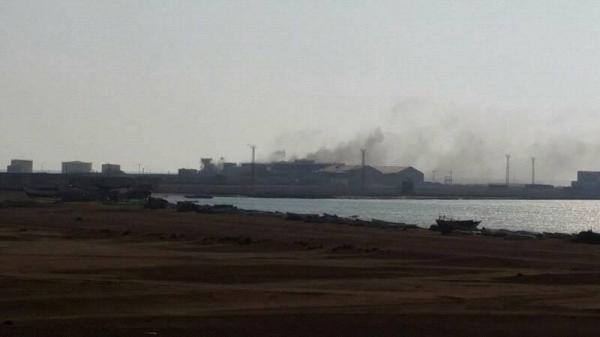 قصف عنيف لطيران التحالف على مقر اللواء 35 بمنطقة ذباب في باب المندب
