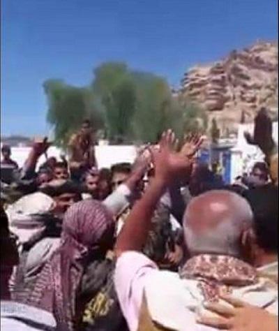 اهالي منطقة دمت بالضالع يستقبلون طلائع الحوثيين بحفاوة ( فيديو ) 
