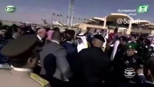 فيديو: حارس الملك سلمان يقترب من أحد مرافقين السيسي ويخرج يده من جيبه