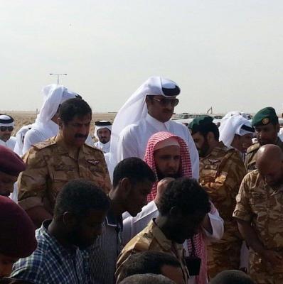 أمير قطر يتقدم مشيعي جثمان الجندي القطري محمد سليمان الذي قتل باليمن (فيديو وصور)