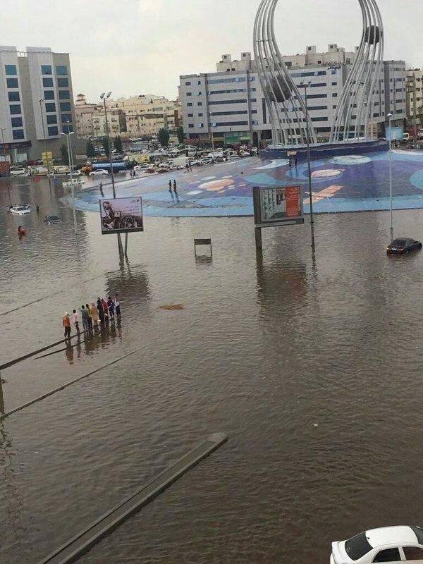 السعودية: شاهد بالصور وعدد من الفيديوهات .. امطار غزيرة على جدة والسيول تسحب السيارات وتغرق شوارع