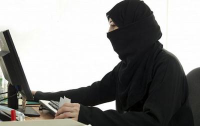 السعودية: حماقة موظفة بشركة اتصالات تعرت أمام زميلها تصل إلى الإنترنت