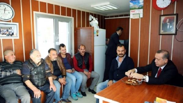 أردوغان يشرب الشاي مع سائقي سيارات الأجرة.. (فيديو+صور)