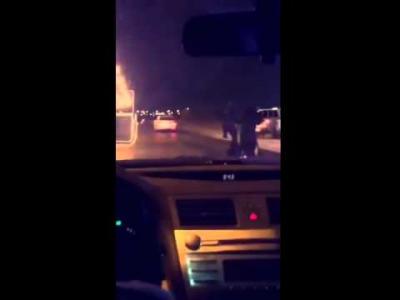 فيديو .. فتاة تُلقي بنفسها من سيارة عند نقطة تفتيش بالسعودية