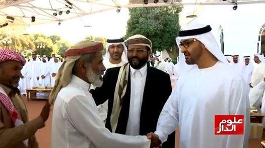 شاهد فيديو: الشيخ سلطان العرادة يعرف بمشائخ ‫‏مأرب‬ واحد واحد للشيخ محمد بن زايد باالامارات