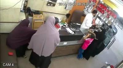 شاهد فيديو.. لحظة سرقة سيدتان لمحل ذهب بمدينة القرين "محافظة الشرقية" ‫بمصر‬