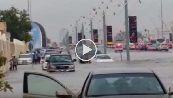 بالفيديو ..أمطار غزيرة وفيضانات في قطر والسعودية