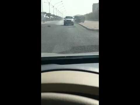 مشاجرة عنيفة بالسيارات واصطدام ببعض في السعودية (فيديو)