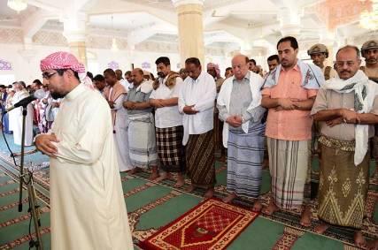 الرئيس هادي يؤدي صلاة الجمعة مع جموع المصلين في أحد مساجد عدن (صورة)