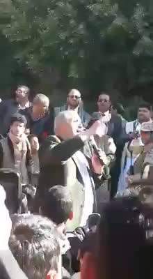فيديو قريب وواضح.. والحجارة تتساقط علي رأس محمد علي الحوثي بمدرسة الكويت