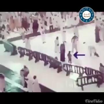بالفيديو: مالم ينتبه له الكثير منا في مقطع سقوط الرافعة هو أن الطفل الصغير دفع امه… ليموت بدلاً عنها