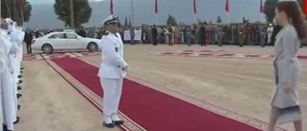 بالفيديو شاهد رد فعل ابنة ملك المغرب ومحاولة قائد الحرس الملكي تقبيل يدها اكثر من مره