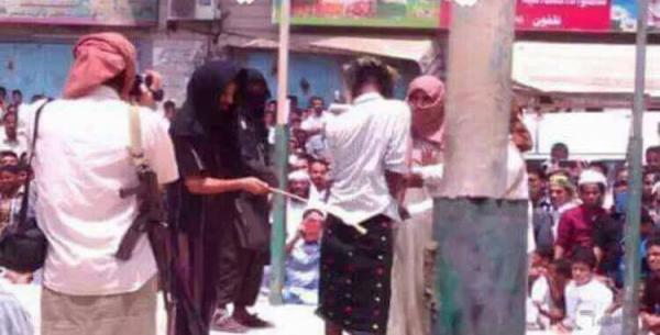 القاعدة في المكلا تقوم بجلد أحد الحراكيين أمام العامة.. لهذا السبب! (صورة)
