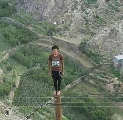 صورة مذهلة لشاب يمني تسلق عمود كهرباء